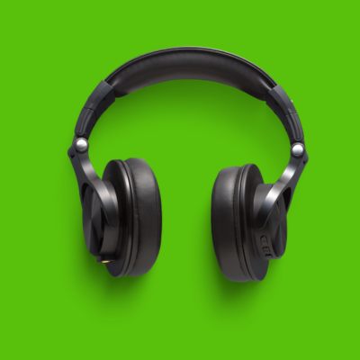 magem mostrando uma seleção de produtos eletrônicos modernos, incluindo fones de ouvido, smartwatches e isqueiros de plasma.