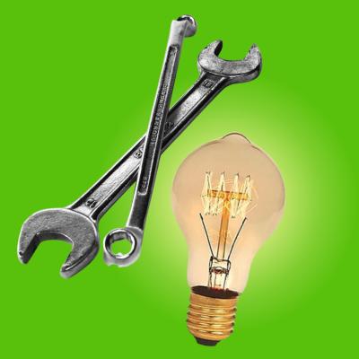 Imagem de várias ferramentas e utilidades úteis, incluindo uma chave multifuncional e uma câmera endoscópio.