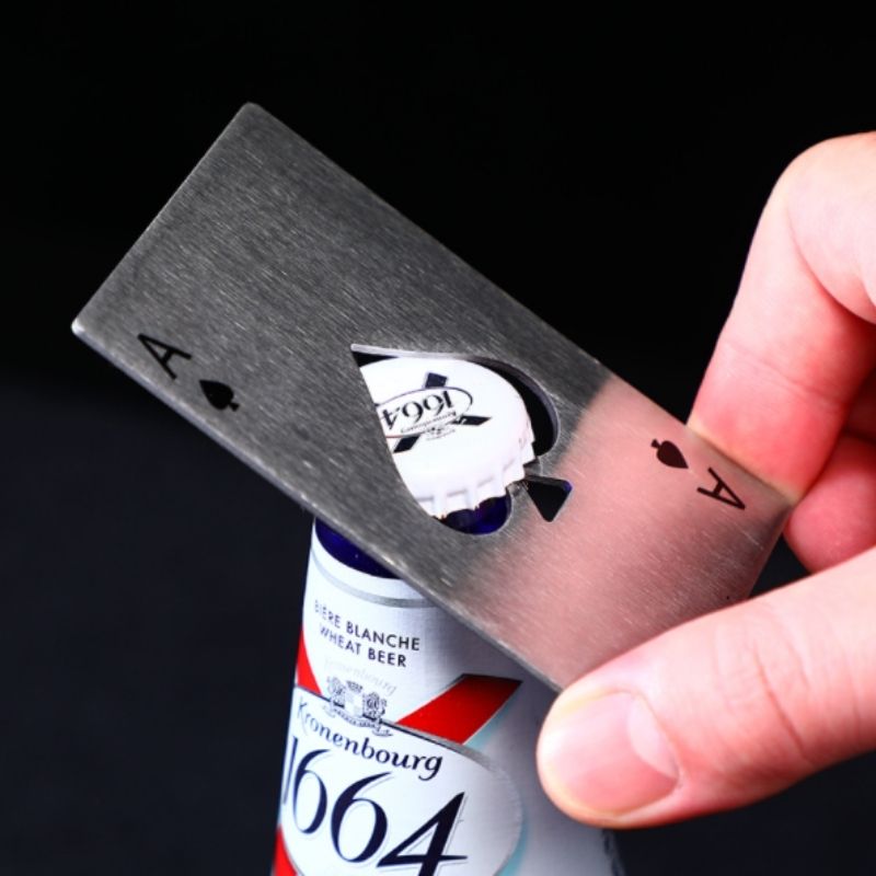 Imagem mostrando o produto Abridor de Garrafa Carta de Baralho Aço Inox Criativo do Coisa de Outro Mundo 