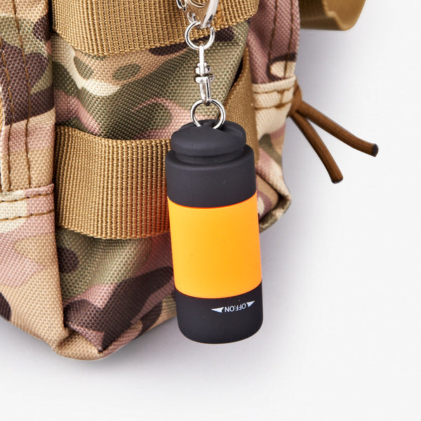 Imagem mostrando o produto Chaveiro Mini Lanterna de Led Recarregável USB Militar Portátil do Coisa de Outro Mundo 