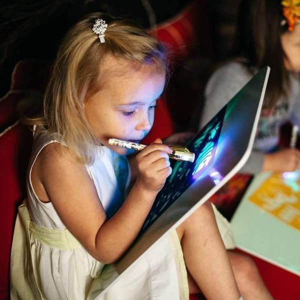 Imagem mostrando o produto Light Pad - Lousa Mágica Digital 21" Tela LCD Desenho Caligrafia Educativo do Coisa de Outro Mundo 